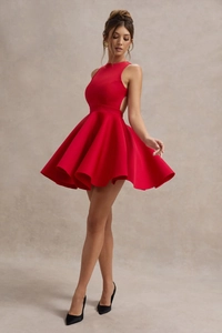 Gros plan de la robe de cocktail rouge montrant le tissu épais et l'ourlet ondulé élégant