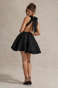 Vue détaillée de la robe en satin noir avec grand nœud élégant et design dos nu sophistiqué