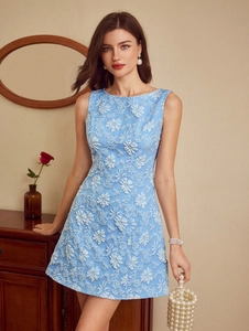 Vue détaillée d'une robe bleu clair avec broderies florales blanches en relief 3D