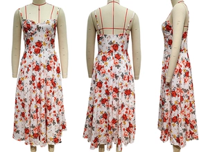 Trois vues d'une robe midi française blanche à imprimé floral rouge et décolleté en cœur