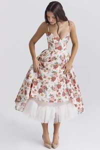 Détail de robe fleurie française avec jupon en tulle multicouche et motifs roses