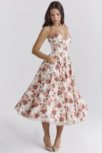 Détails de la robe à imprimé rose avec fines bretelles et ourlet large en forme de A