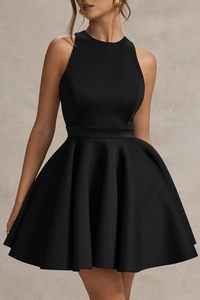 Vue de face d'une élégante mini-robe trapèze noire sans manches avec un col licou chic