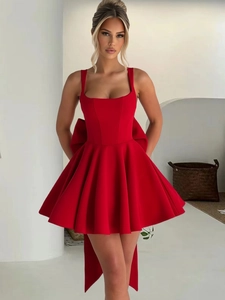 Robe courte rouge dos nu avec grand nœud et jupe à volants pour la mode printanière