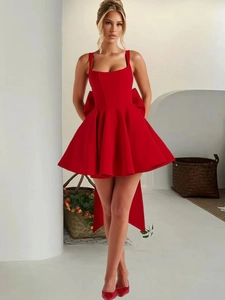 Robe mini rouge dos nu avec nœud géant et jupe à volants pour le style élégant