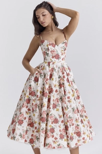 Détail d'une robe trapèze fleurie avec décolleté en cœur et motifs vintage multicolores