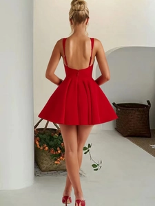 Détail de la robe rouge dos nu avec grand nœud et jupe à volants pour un style élégant