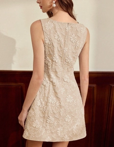 Vue détaillée du dos d'une robe trapèze beige avec broderie florale et fermeture éclair