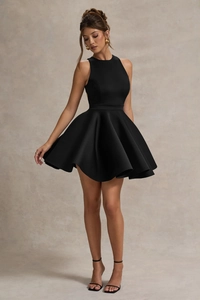 Détail d'une robe mini trapèze noire sans manches en tissu texturé avec jupe évasée