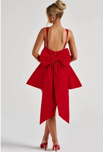 Détail du grand nœud rouge au dos de cette robe de soirée courte à volants