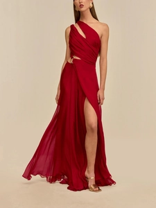 Elegante abito da sera rosso monospalla con ritaglio in vita e spacco alto per donna