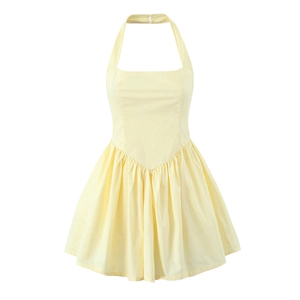 Dettagli del mini abito giallo a trapezio con scollo all'americana e pieghe in vita