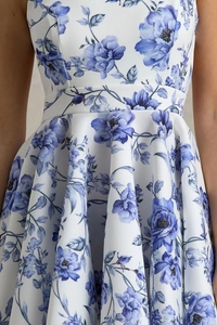 Détail de la robe blanche à imprimé floral bleu avec taille cintrée coupe en A