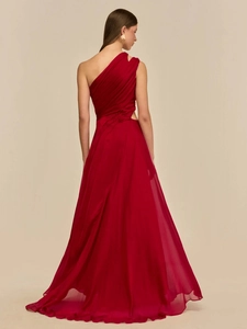 Elegante abito da sera rosso scuro monospalla con corpetto a pieghe e gonna in chiffon