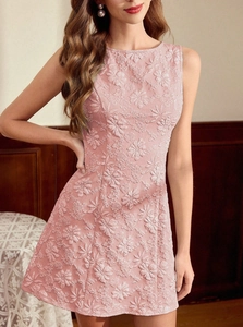 Robe trapèze rose sans manches élégante avec broderie florale 3D et coupe ajustée