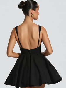 Détail du dos d'une robe noire dos nu avec fermeture éclair invisible et jupe trapèze évasée