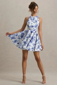 Détail de la robe trapèze blanche à fleurs bleues avec un col haut élégant sans manches