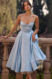 Détail de la robe trapèze bleu clair avec bustier corset et doublure en maille blanche