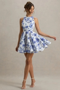 Vue détaillée de la robe trapèze blanche à fleurs bleues avec décolleté licou