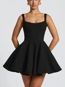 Robe courte noire sans manches avec encolure carrée et ourlet plissé à volants