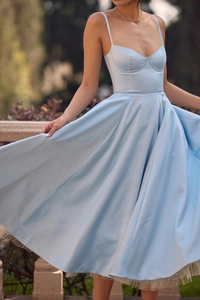 Détail de la robe midi bustier bleu clair avec finition satinée et ourlet en tulle double