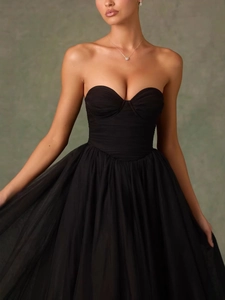 Elegantes trägerloses schwarzes Tüll-Abendkleid mit Korsettoberteil und Lagenrock