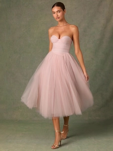Elegantes trägerloses hellrosa Tüll-Midikleid mit Herzausschnitt für formelle Anlässe