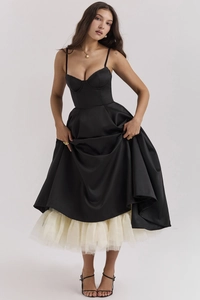 Détail d'une robe de bal noire avec jupon en tulle crème et décolleté en forme de cœur