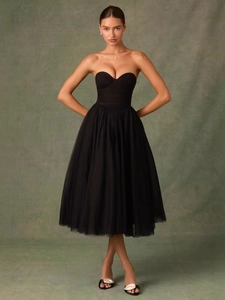 Elegantes trägerloses schwarzes Midi-Tüllkleid mit Herzausschnitt und Plissee-Rock