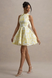 Vue détaillée du dos d'une robe trapèze blanche à fleurs avec un grand nœud rose jaune