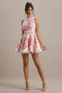 Détail de la robe trapèze courte sans manches avec imprimé floral rouge et col licou