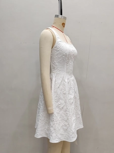 Gros plan sur la robe sans manches blanche en jacquard floral 3D et sa silhouette en A