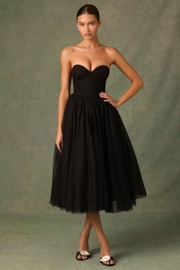 Elegantes trägerloses schwarzes Tüll-Abendkleid mit Rüschenoberteil und Midi-Tüllrock