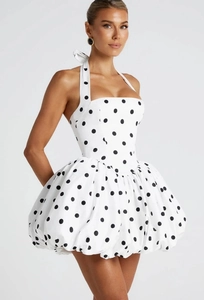 Détail de robe courte dos nu blanche à pois noirs avec jupe boule volumineuse