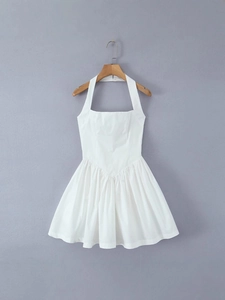 Abito corto bianco a lupetto con gonna a pieghe e vestibilità slim per uno stile chic