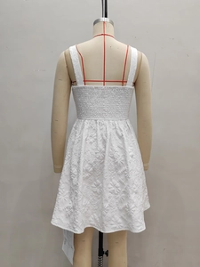 Robe blanche vintage sans manches avec jacquard floral et dos froncé de style français