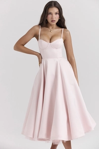 Détail de la robe rose en satin avec bustier corset et jupe bouffante en mesh