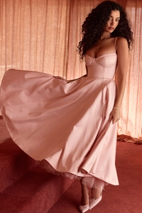 Détails de l'élégante robe midi en satin vieux rose avec bustier corset et jupe à volants