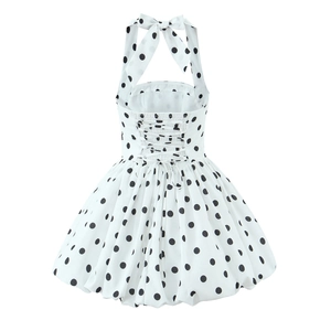 Détail du laçage au dos et du nœud élégant sur une robe dos nu à pois style rétro