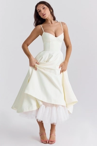 Détail de la robe corset crème élégante avec jupon en tulle et ourlet volumineux chic