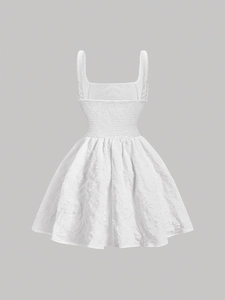 Détail d'une robe sans manches en jacquard blanc avec taille élastique et texture florale