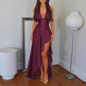 Détail de la robe licou en satin prune montrant la fente haute et les bords volantés