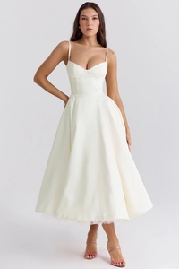 Détail de la robe midi ivoire élégante avec décolleté en cœur et jupe évasée chic