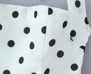 Détail du tissu à pois style français avec coutures fines et texture lisse brillante