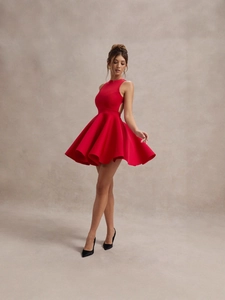 Robe rouge élégante sans manches avec dos nu et coupe trapèze pour femme