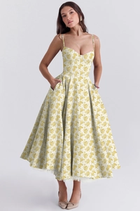 Détail de robe d'été fleurie jaune montrant la coupe trapèze et doublure en mesh