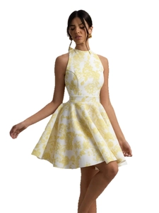 Robe mini trapèze élégante sans manches à licou avec motif floral blanc et jaune chic