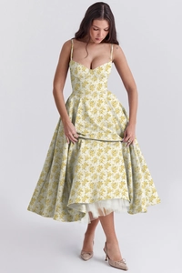 Détail de robe d'été fleurie à fines bretelles, col en cœur et ourlet en tulle superposé