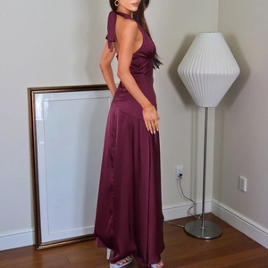 Détail de la robe licou en satin bordeaux foncé avec dos nu élégant et éclat soyeux
