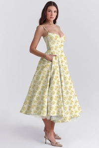 Détails de la robe fleurie d'été montrant les bretelles fines et l'ourlet en tulle multicouche